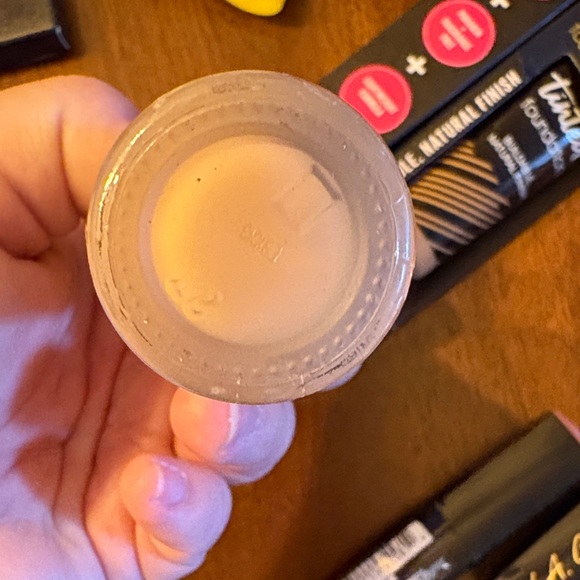 LA Girl Tinted Foundation & Lip Color Set — Warm Beige - Picture 4 of 10